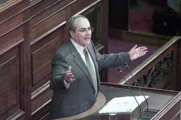 Διαφωνία ΚΚΕ – ΣΥΝ στη Βουλή κατά τη συζήτηση για το «πολιτικό χρήμα»