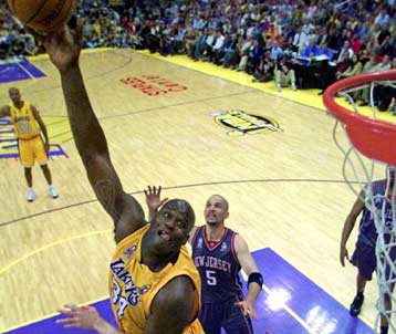 Οι Λέικερς επικράτησαν των Νετς 99-94 στον πρώτο τελικό του ΝΒΑ