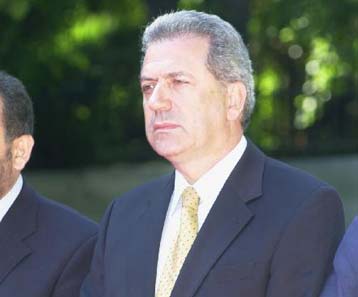 Εμείς ακολουθούμε το δικό μας δρόμο, απάντησε ο Αβραμόπουλος στο «άνοιγμα» Καραμανλή