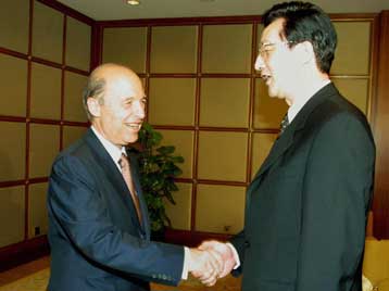 Επαφές με οικονομικούς παράγοντες θα έχει στη Σανγκάη ο Κώστας Σημίτης