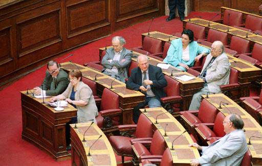 Με ενστάσεις και κόντρες βουλευτών ψηφίστηκε το νομοσχέδιο για το «πολιτικό χρήμα»