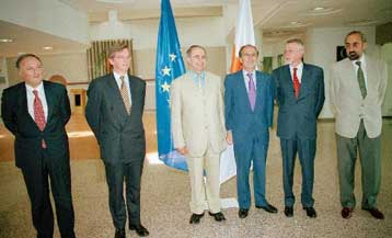 Πιέζουν οι Ευρωπαίοι για λύση στο Κυπριακό – Επαφές στη νήσο με Κληρίδη και Ντενκτάς