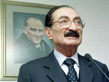 Φόβοι για πολιτική κρίση στην Τουρκία καθώς ο Ετζεβίτ αδυνατεί να εργαστεί