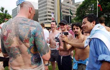 Τέσσερις συλλήψεις Αγγλων πριν από το ντέρμπι με την Αργεντινή