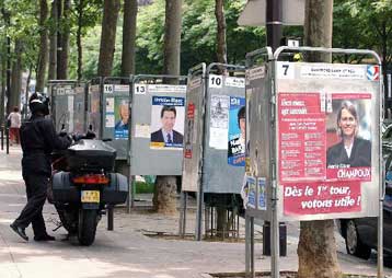 Ανετη κοινοβουλευτική επικράτηση της Δεξιάς δείχνει το τελευταίο γκάλοπ στη Γαλλία