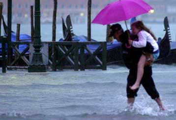 Τρεις νεκροί από την κακοκαιρία στη Γερμανία – Πρωτοφανείς πλημμύρες στη Βενετία