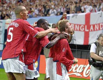 Σε πελάγη ευτυχίας ο Μπέκαμ και η… παρέα του