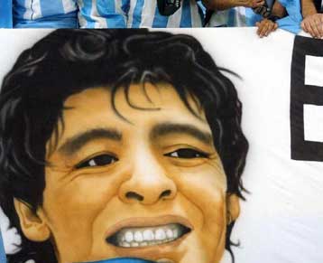 Ο Μαραντόνα θα δει από κοντά τον κρίσιμο αγώνα της Αργεντινής με τη Σουηδία