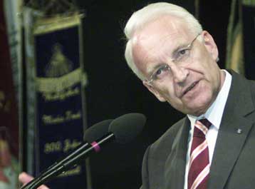 Λιγότερα από 10 κράτη θα ενταχθούν στην ΕΕ το 2004, εκτιμά ο Στόιμπερ