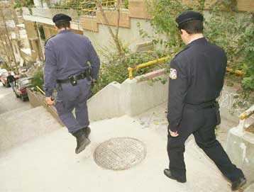 Σε διαθεσιμότητα οι αστυνομικοί που έκλεισαν σε πορτμπαγκάζ 26χρονο κρατούμενο