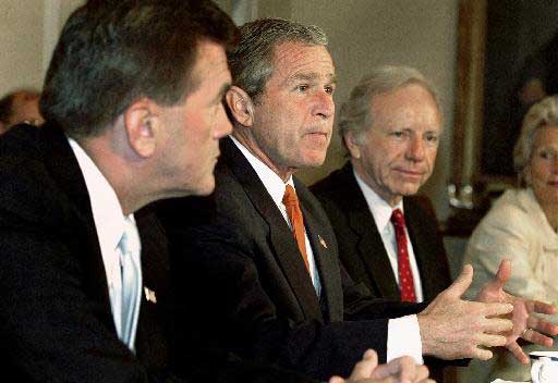 Τη συμπαράσταση του Κογκρέσου για την αναδιάρθρωση των υπηρεσιών ασφαλείας ζητά ο Μπους