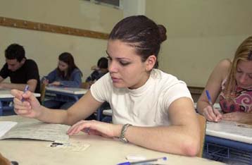 Αυλαία με χαμόγελα το Σάββατο για τις πανελλαδικές εξετάσεις του 2002