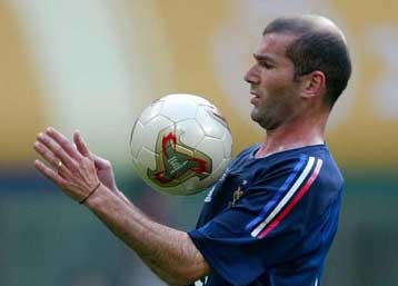 Ο Ζινεντίν Ζιντάν θα παίξει στο ματς με την Δανία, αμφίβολος ο Λεμπέφ