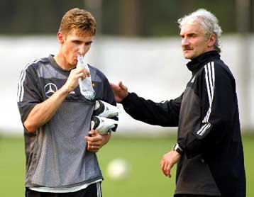 Ξεπερνούν τον τραυματισμό τους Κλόζε και Μετζέλντερ και θα παίξουν για τη Γερμανία