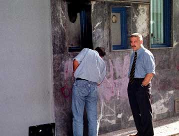 Επίθεση με βόμβες μολότοφ πραγματοποίησαν άγνωστοι κατά του Λιμενικού Τμήματος Ζέας