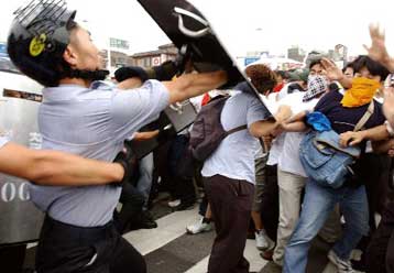 Επεισόδια στην αμερικανική πρεσβεία αλλά και σε μία βάση των ΗΠΑ στην Νότιο Κορέα