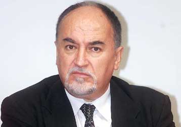 Διαξιφισμοί Έβερτ – Ρεγκούζα στη συζήτηση στη Βουλή για τα «φρουτάκια»