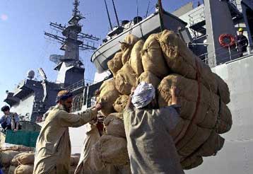 Η Ινδία άρχισε να αποσύρει τα πολεμικά της σκάφη που έπλεαν κοντά στο Πακιστάν