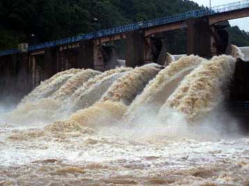 Τουλάχιστον 46 νεκροί και 300 αγνοούμενοι από τις πλημμύρες που σάρωσαν την Κίνα