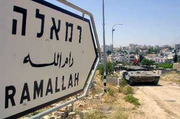 Ο Αραφάτ παραμένει περικυκλωμένος στο αρχηγείο του στη Ραμάλα