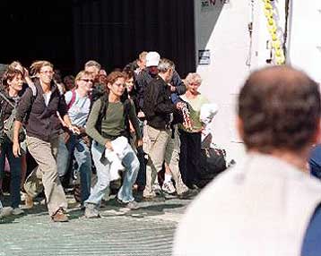 Εισροή υδάτων σε πλοίο που προσέκρουσε στην λιμενοβραχίονα της Τήνου