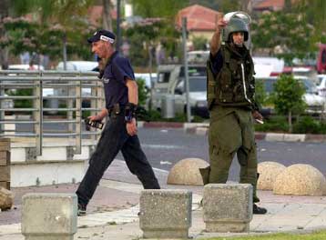 Τρεις τραυματίες από έκρηξη βόμβας κοντά σε σχολικό λεωφορείο στη Χεβρώνα