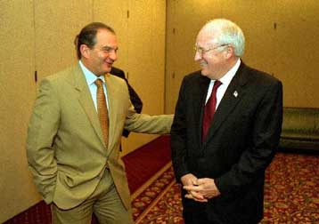 Τρομοκρατία, ευρωστρατός και Kυπριακό, επί τάπητος στη συνάντηση Καραμανλή – Τσένι