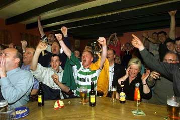 Πανηγύρια στο Δουβλίνο αλλά και μικροτραυματισμοί για την πρόκριση της Ιρλανδίας