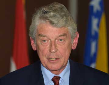 Φόρο τιμής στους νεκρούς της Σρμπρένιτσα θα αποτίσει ο Βιμ Κοκ