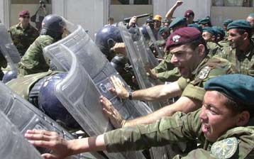 Συμπλοκές και αποχωρήσεις συνέδρων σημαδεύουν την εκλογή προέδρου στο Αφγανιστάν