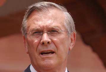 Έχουμε ενδείξεις για δράση της Αλ Κάιντα στο Κασμίρ, δηλώνει ο Ράμσφελντ από την Ινδία