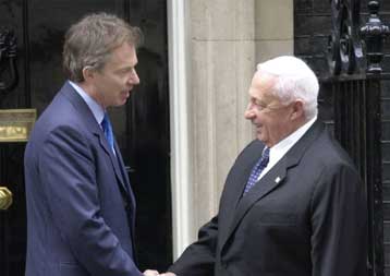 Ο Σαρόν ενημέρωσε τον Μπλερ για τις επαφές που είχε στην Ουάσινγκτον