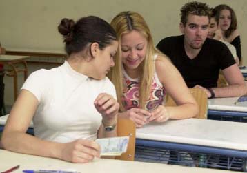 Κάπνισμα, κινητά και κάψιμο βιβλίων «τέλος» στα σχολεία