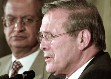 Ικανοποιημένος ο Ράμσφελντ από τα αποτελέσματα των επαφών του σε Ινδία και Πακιστάν