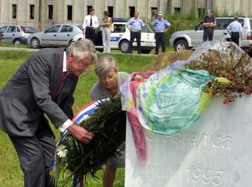 Ο Βιμ Κοκ απέτισε φόρο τιμής στα θύματα της Σρμπρένιτσα