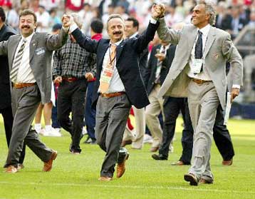 Στην Ιαπωνία οι γυναίκες των Τούρκων ποδοσφαιριστών και μετά διακοπές στη Σιγκαπούρη