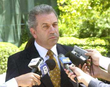 Συνάντηση Στεφανόπουλου – Αβραμόπουλου για την αναστολή της λειτουργίας του ΚΕΠ