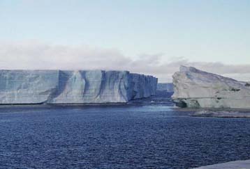 Εγκλωβισμένο στην Ανταρκτική βρίσκεται γερμανικό πλοίο που μεταφέρει επιστήμονες