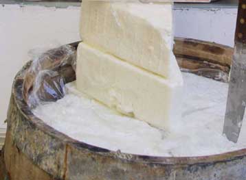 Η φέτα κατοχυρώνεται ως προϊόν που παράγεται αποκλειστικά στην Ελλάδα