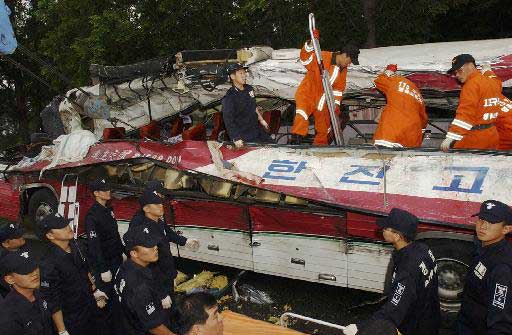 Τουλάχιστον 13 νεκροί από σύγκρουση λεωφορείου με βυτιοφόρο στη Νότιο Κορέα