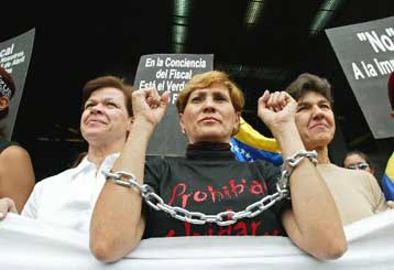 Εκατοντάδες άτομα κατέκλυσαν το Καράκας αξιώνοντας την παραίτηση του Ούγκο Τσάβες