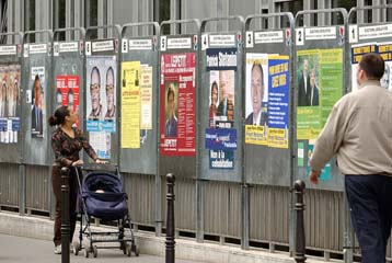 Στις κάλπες προσέρχονται οι Γάλλοι για το δεύτερο γύρο των βουλευτικών εκλογών