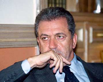 Eπιστροφή Αβραμόπουλου θέλουν οπαδοί της ΝΔ, τα στελέχη όμως προβληματίζονται