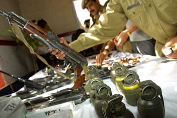 Πέντε άτομα έχασαν τη ζωή τους από πυρά μουσουλμάνων σε χωριό του ινδικού Κασμίρ