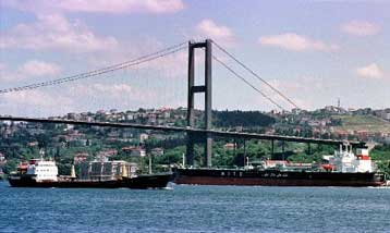 Τέσσερις αγνοούμενοι από σύγκρουση τουρκικού σκάφους με ρωσικό πλοίο στον Βόσπορο