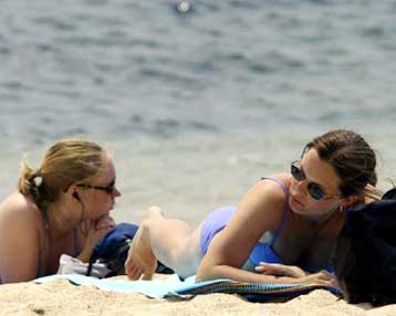 Αυξημένη η κίνηση στους δρόμους καθώς οι Αθηναίοι σπεύδουν στις παραλίες