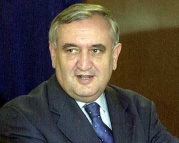 Εντολή σχηματισμού κυβέρνησης στον Ζαν Πιέρ Ραφαρέν έδωσε εκ νέου ο Σιράκ