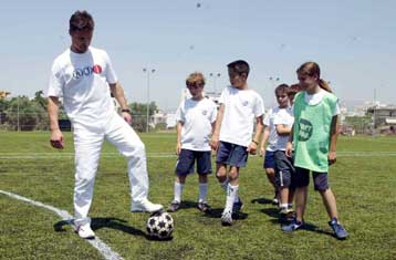 Σε ρόλο… δασκάλου ο Βαζέχα, που δήλωσε ένα χρόνο ακόμα καριέρας ποδοσφαιριστή