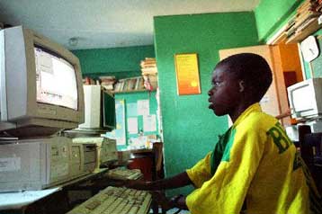 Αχρησιμοποίητα όπλα κατά της φτώχειας υπολογιστές και Διαδίκτυο, καταγγέλλει ο ΟΗΕ