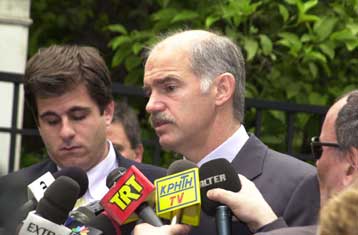 Το θέμα του ευρωστρατού, εν όψει Σεβίλλης, εξέτασαν Κ.Σημίτης – Γ. Παπανδρέου